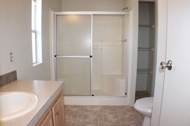 Building Photo - Spacious 3-Bed, 2-Bath Mobile Home in California City – Convenient & Cozy!