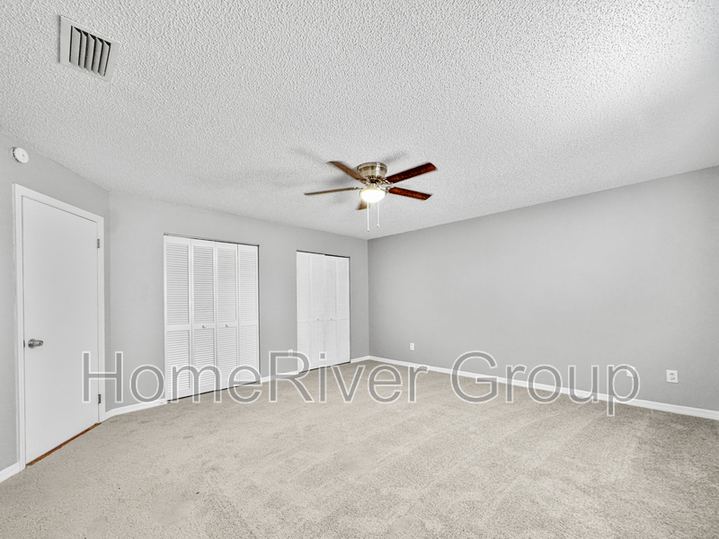 Building Photo - 2421 Silver Palm Dr