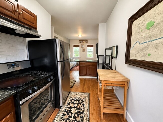 Building Photo - 1 Bedroom / 1 Bathroom Apartment in Downtown Easton