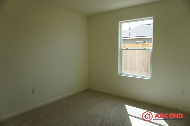 Building Photo - Energy-Efficient 3 Bed / 2 Bath Home with Solar, Garage & Full Kitchen Appliances