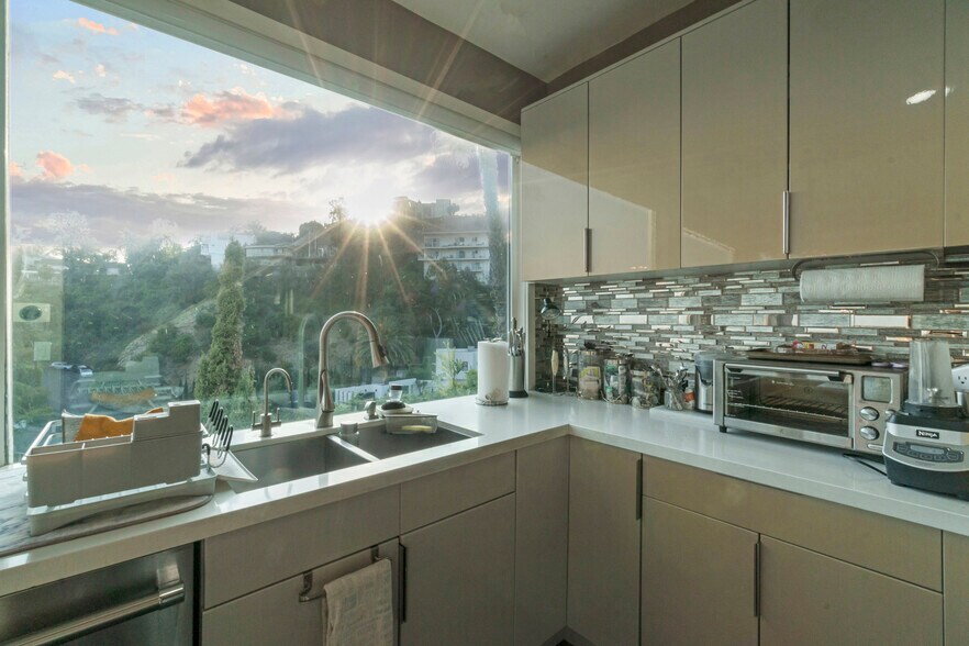 Building Photo - 1737 Sunset Plaza Dr