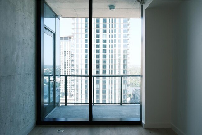 Building Photo - 610 Davis St
