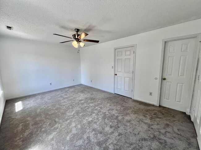 Building Photo - Newly remodeled 3 bed 2.5 bath townhome in...