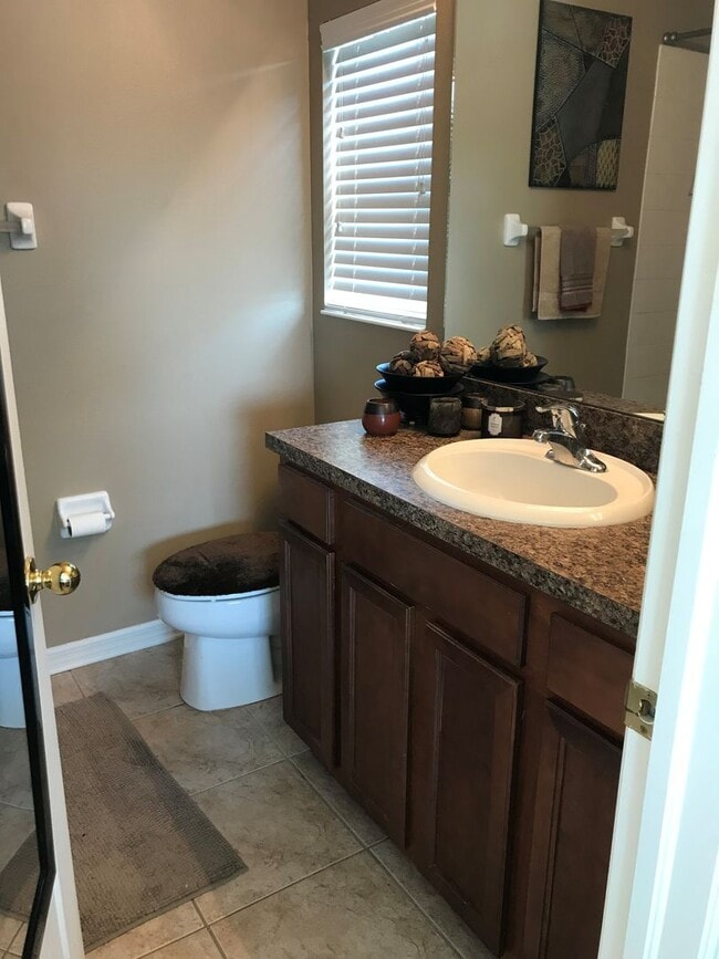 Building Photo - 2 Bedroom 2.5 Bathrooms Luxury Townhome in...