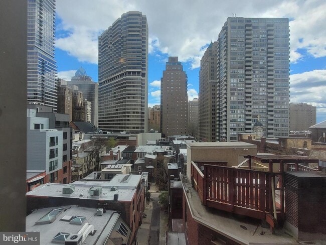 Building Photo - 2031 Locust St