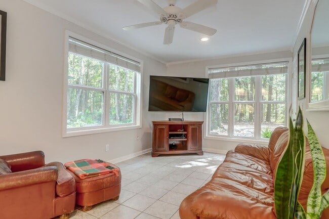 Building Photo - Quiet and Serene Johns Island Living