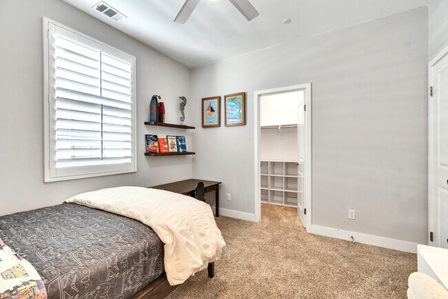 Building Photo - Light and bright 4 bedroom 3 bath beauty i...