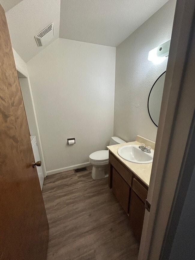 Building Photo - Kingsbury Greens HOA 2 bedroom 1 1/2 bath in Alta Sierra