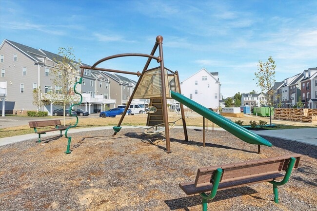 Building Photo - 3 Bedroom, 2.5 Bath Townhome in Steelpoint...