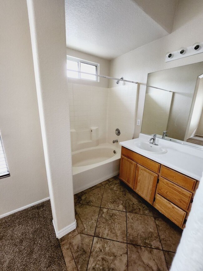 Building Photo - Beautiful remodeled 3 bedroom, 2.5 bath town home in Triana Scripps Ranch