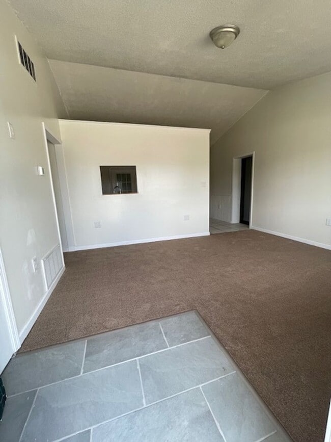 Building Photo - 4 Bed 1 Bath Home | Pet Friendly | Washer Dryer Hook Ups | Section 8 Welcome