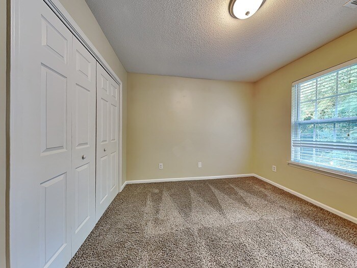 Building Photo - 2613 Fairstone Ave