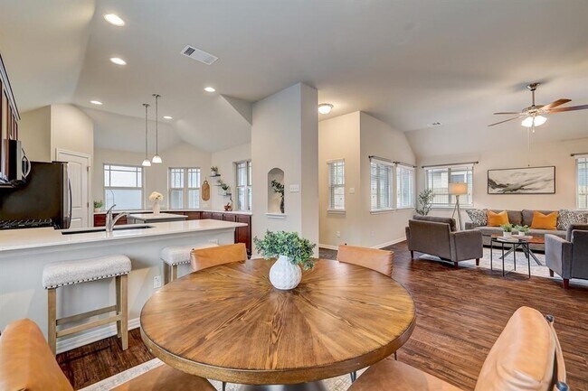 Building Photo - 124 Lasino Dr