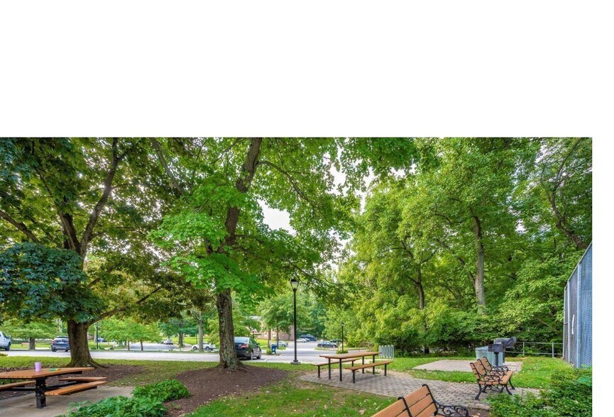 Building Photo - 10619 Montrose Ave