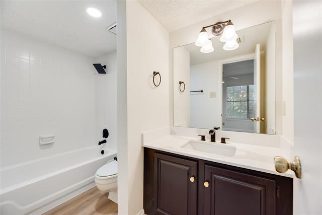 Building Photo - 708 Woodbend Dr