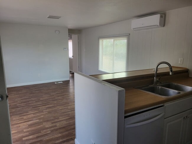 Building Photo - 3 Bed 2 Bath