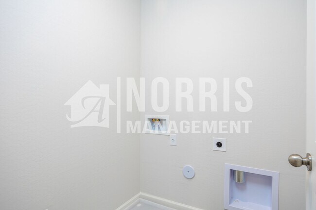 Building Photo - MOVE-IN SPECIAL: Large Home in Coolidge