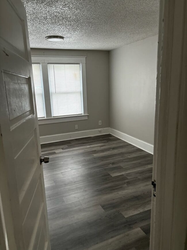 Building Photo - 300 N 16 St