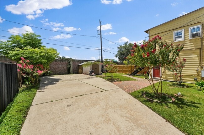 Building Photo - 1637 Castle Ct