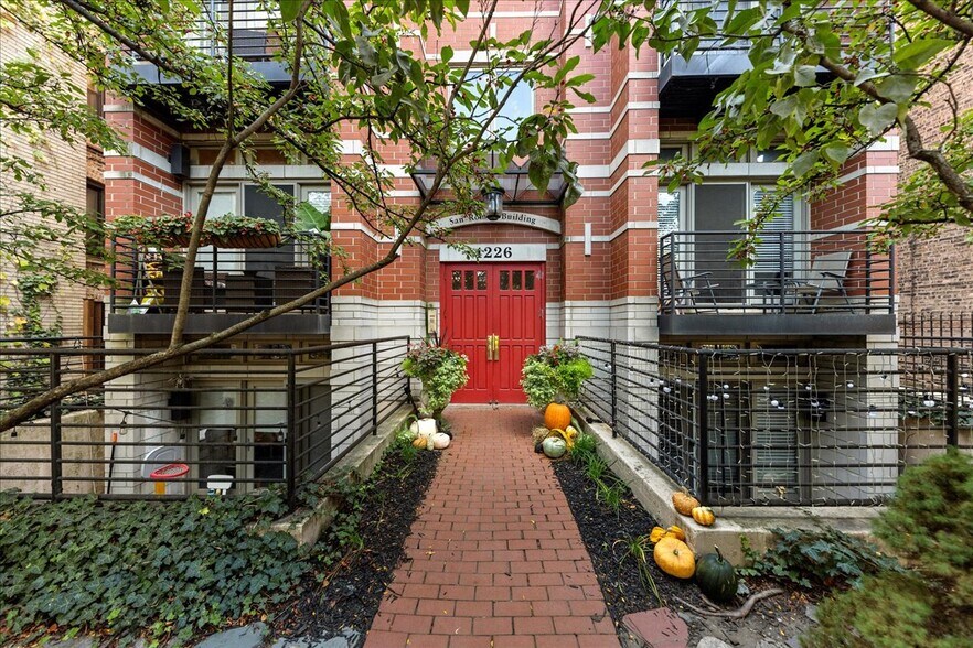 Building Photo - 4226 N Ashland Ave