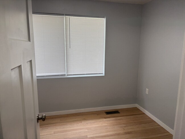 Building Photo - 1095 3rd St