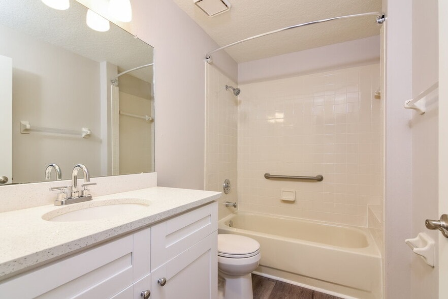 Building Photo - 2028 Cattleman Dr