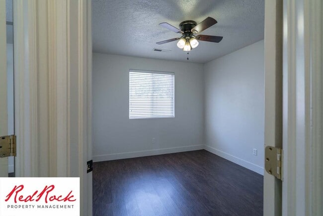 Building Photo - Spacious 3-Bed, 2-Bath Ivins Townhome – Do...