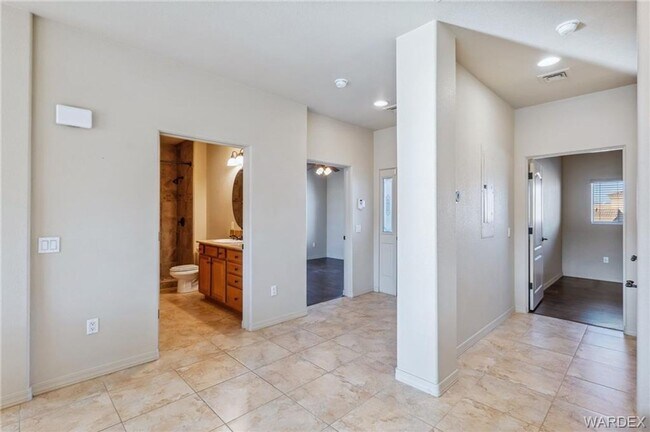 Building Photo - Condo in Gated Community!