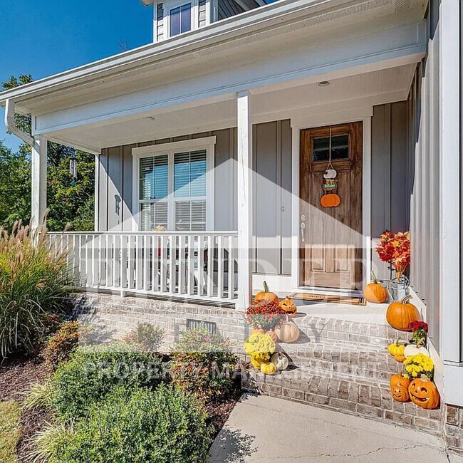Building Photo - Beautiful Like New Home in Ooltewah