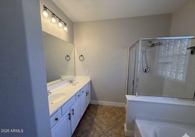 Building Photo - 4155 E Clubview Dr