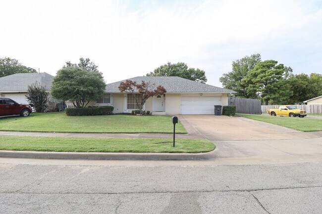 Building Photo - 2 Bed | 3 Bath with In-Ground Pool in Cent...