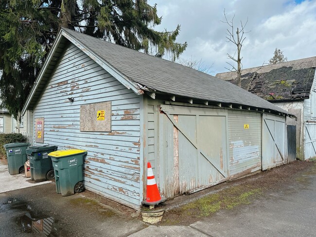 Building Photo - PRELEASE: 5bdrm/2bath, on-site laundry and...