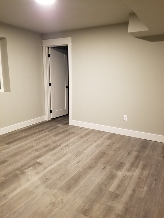 Building Photo - Newer 5 Bed, 3 Bath Home with over 3100+ s...