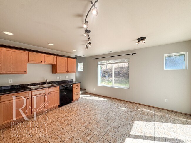 Building Photo - 2290 SW Siskin Cir
