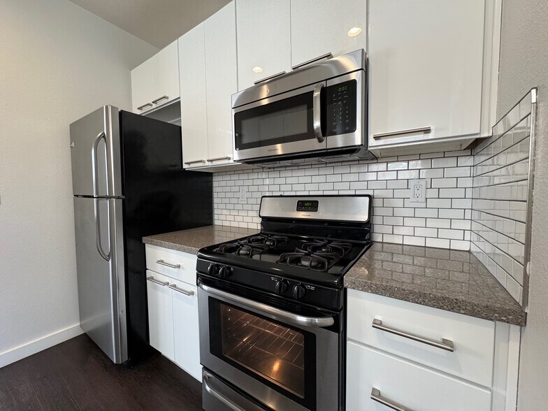 Building Photo - 374 41st St