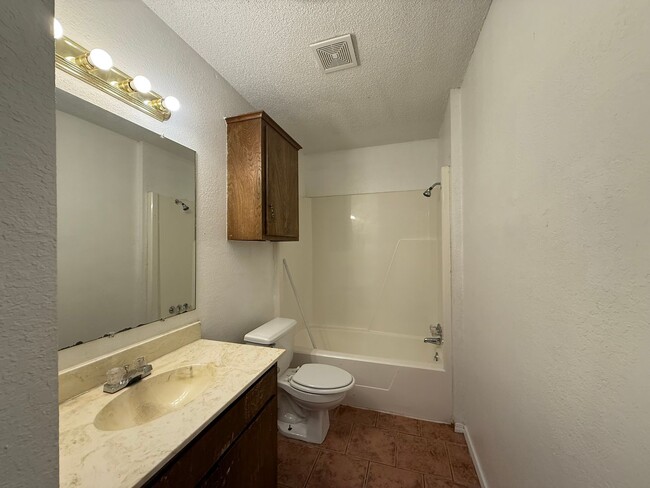 Building Photo - 3 bedroom 2 bath Duplex