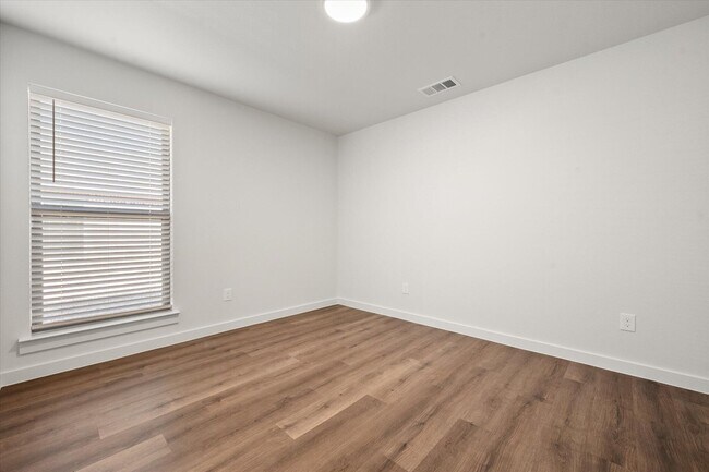 Building Photo - 1204 Cottonwood Ave