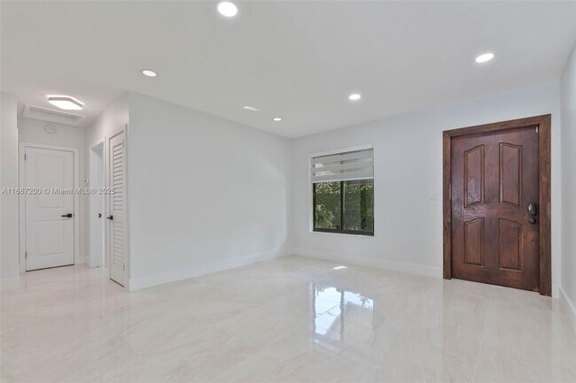 Building Photo - 2567 SW 21st Ave