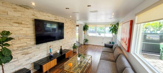 Building Photo - 875 NE 130th St