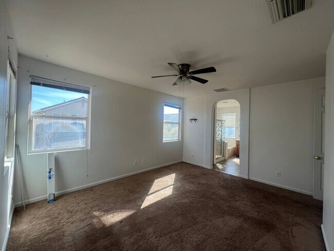 Building Photo - Spacious 4 Bed, 3 Bath Home in Madera – Pe...