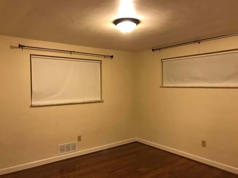 Building Photo - 563 Hickory Dr