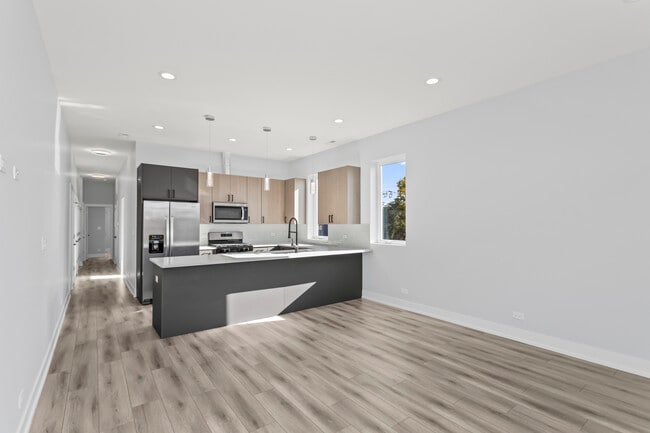 Building Photo - 6453 S Ingleside Ave