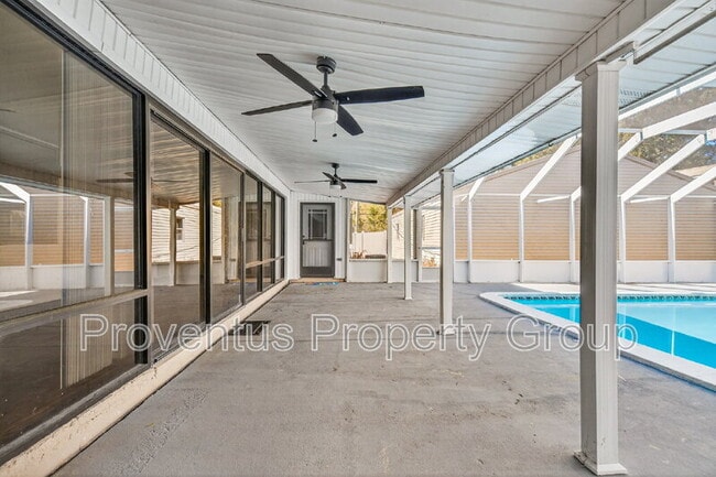 Building Photo - 8 Manor Dr