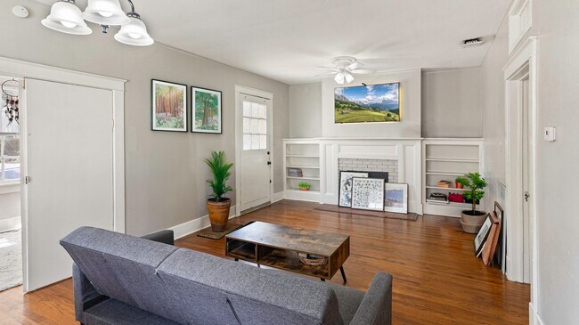 Building Photo - Adorable Cottage Just Steps from LSU's Campus and the Lakes!