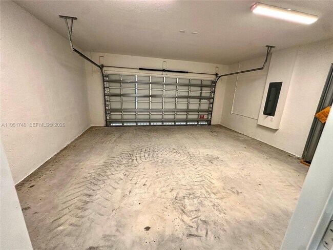 Building Photo - 2657 SE 24th Ct