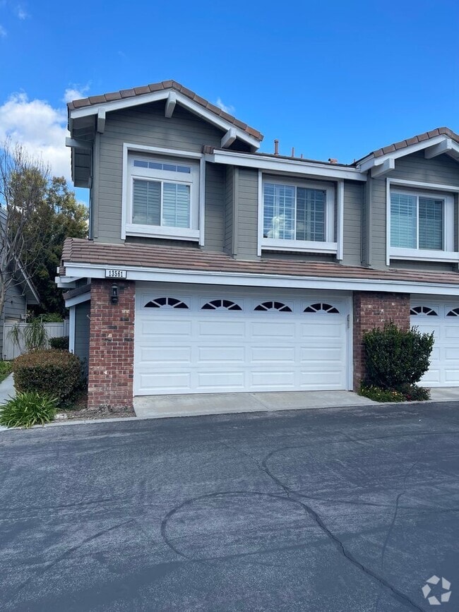 Building Photo - Updated 3BD/2.5BA 2-Story Townhouse in Pri...