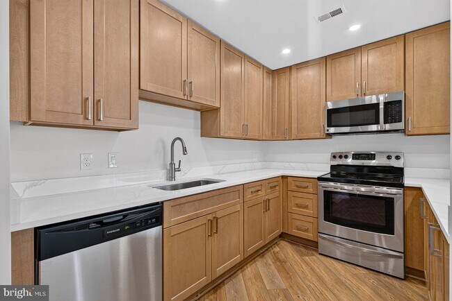 Building Photo - 100 Harborview Dr