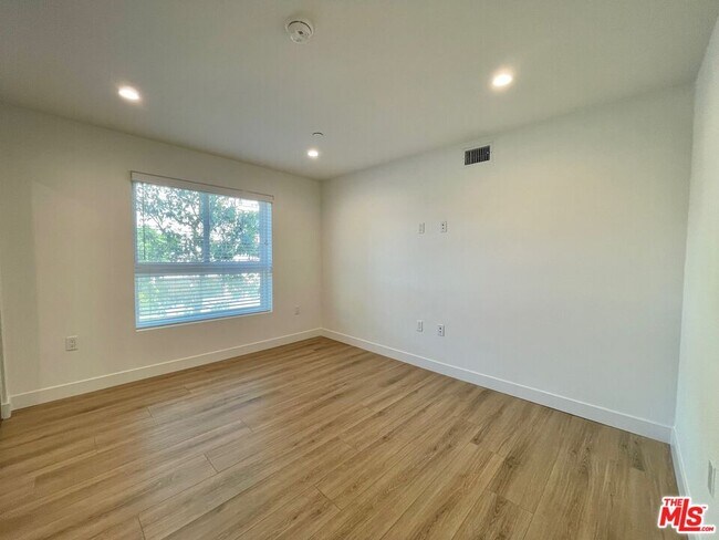 Building Photo - 5405 Hermitage Ave