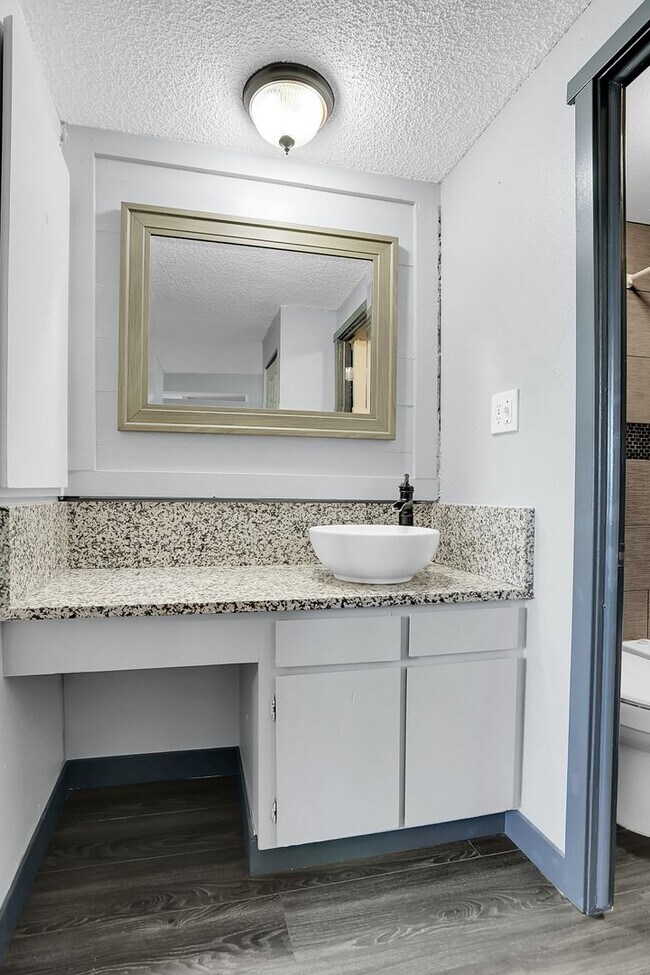 Building Photo - 1 Bedroom, 1 bath, 3rd floor Apartment