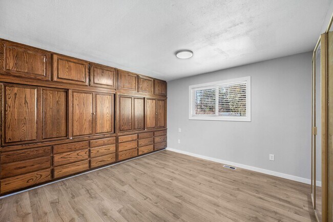 Building Photo - 111 S Ridgewood Dr